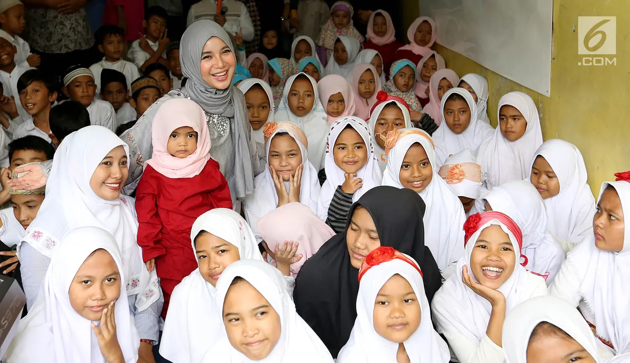 Artis Chacha Frederica ketika foto bersama dengan anak yatim piatu dan kaum dhuafa di Rumah Amalia, Cildeug, Kota Tangerang, Minggu (9/9). Artis Chacha juga menjadi juri lomba masak dan berbagi motivasi kepada anak yatim piatu. (Liputan6.com/Fery Pradolo)