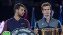 Petenis Inggris Raya, Andy Murray (kanan) bersama petenis Bulgaria, Grigor Dimitrov berpose memegang trofi mereka selama turnamen China Open di Beijing, Minggu (9/10). Di laga pamungkas, Murray menaklukkan Grigor Dimitrov. (NICOLAS ASFOURI/AFP)