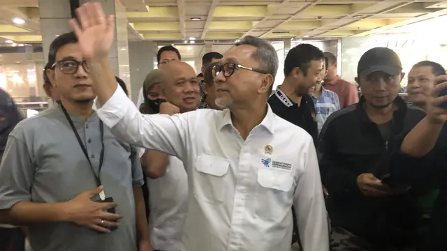 Menteri Perdagangan (Mendag) Zulkifli Hasan kembali berkunjung ke Pasar Tanah Abang, Jakarta Pusat, Jumat (13/10/2023). (Elza/Liputan6.com)