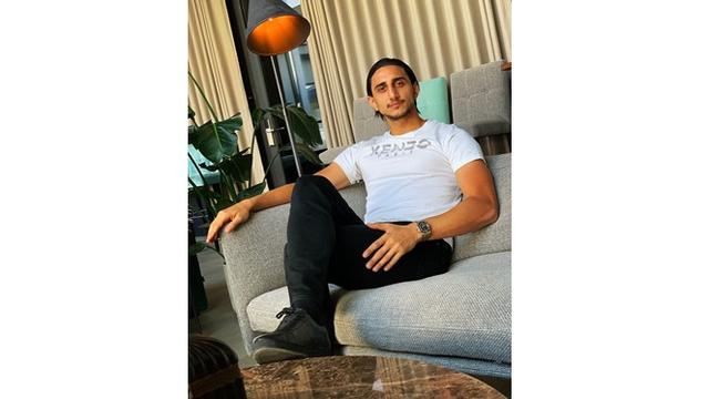 5 Gaya Mahmoud Eid Saat di Rumah Saja, Tetap Latihan