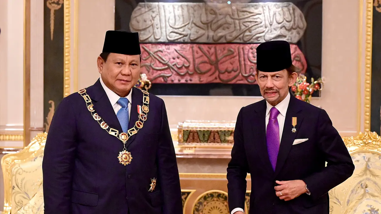 Presiden Prabowo Subianto menerima penganugerahan Bintang Kebesaran Negara Brunei Darussalam "Darjah Kerabat Laila Utama Yang Amat Dihormati" (D.K.L.U) dari Sultan Hassanal Bolkiah. (Foto: Muchlis Jr - Biro Pers Sekretariat Presiden)