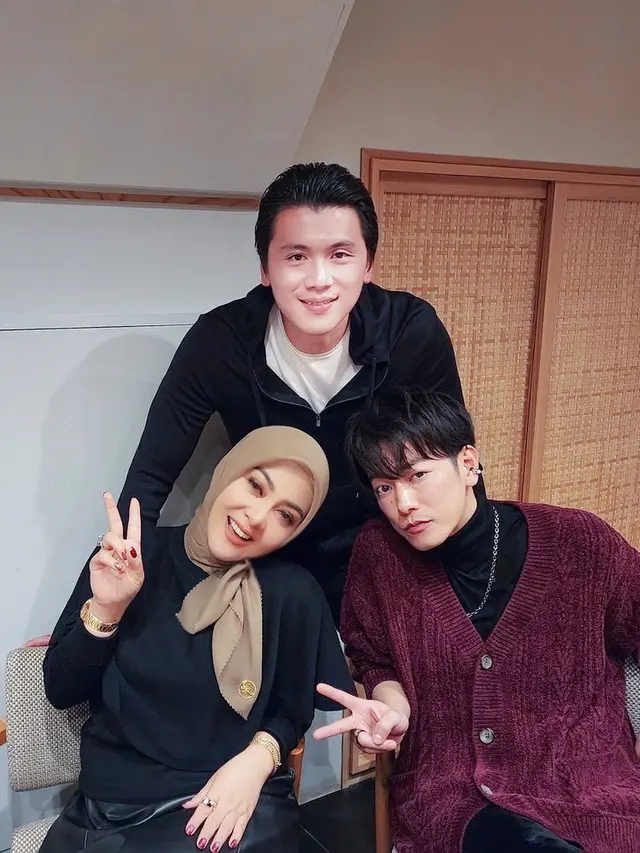 Kebersamaan Syahrini dan Reino Barack dengan Takeru Satoh, aktor Jepang bintang serial First Love (Foto: princessyahrini)