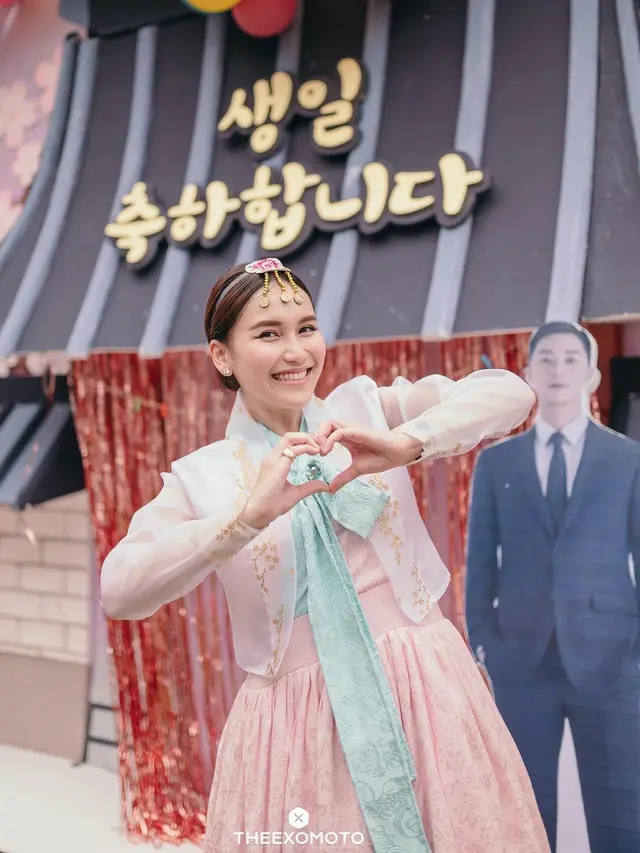 6 Potret Kejutan Ulang Tahun Ayu Ting Ting, Tampil Menawan dengan Baju Tradisional Korea