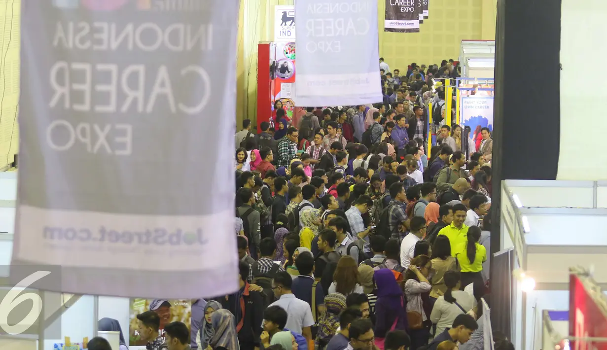 Suasana di Indonesia Career Expo 2016 di Balai Kartini, Jakarta, Sabtu (15/10). Banyaknya pencari kerja merupakan imbas perlambatan perekonomian yang diperdiksi terjadi dalam dua tahun ke depan. (Liputan6.com/Angga Yuniar)