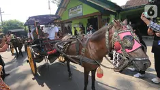 Menparekraf Sandiaga Uno mengunjungi desa wisata dengan naik andong di  Desa Candirejo, Magelang, Jawa Tengah, Jumat (4/6/2021). Desa wisata yang dikenal sebagai simbol budaya jawa juga menghasilkan kerajinan tangan dari batu alam (ulekann, cobek, stupa hiasan). (Liputan6.com/HO/Kemenparekraf)