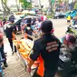 Warga di jalan Boulevard Raya, Kelapa Gading, Jakarta Utara, digegerkan dengan penemuan mayat seorang wanita hamil yang tewas bersimbah darah di sebuah ruko, Sabtu (20/4/2024). (Merdeka.com/Bachtiarudin Alam)