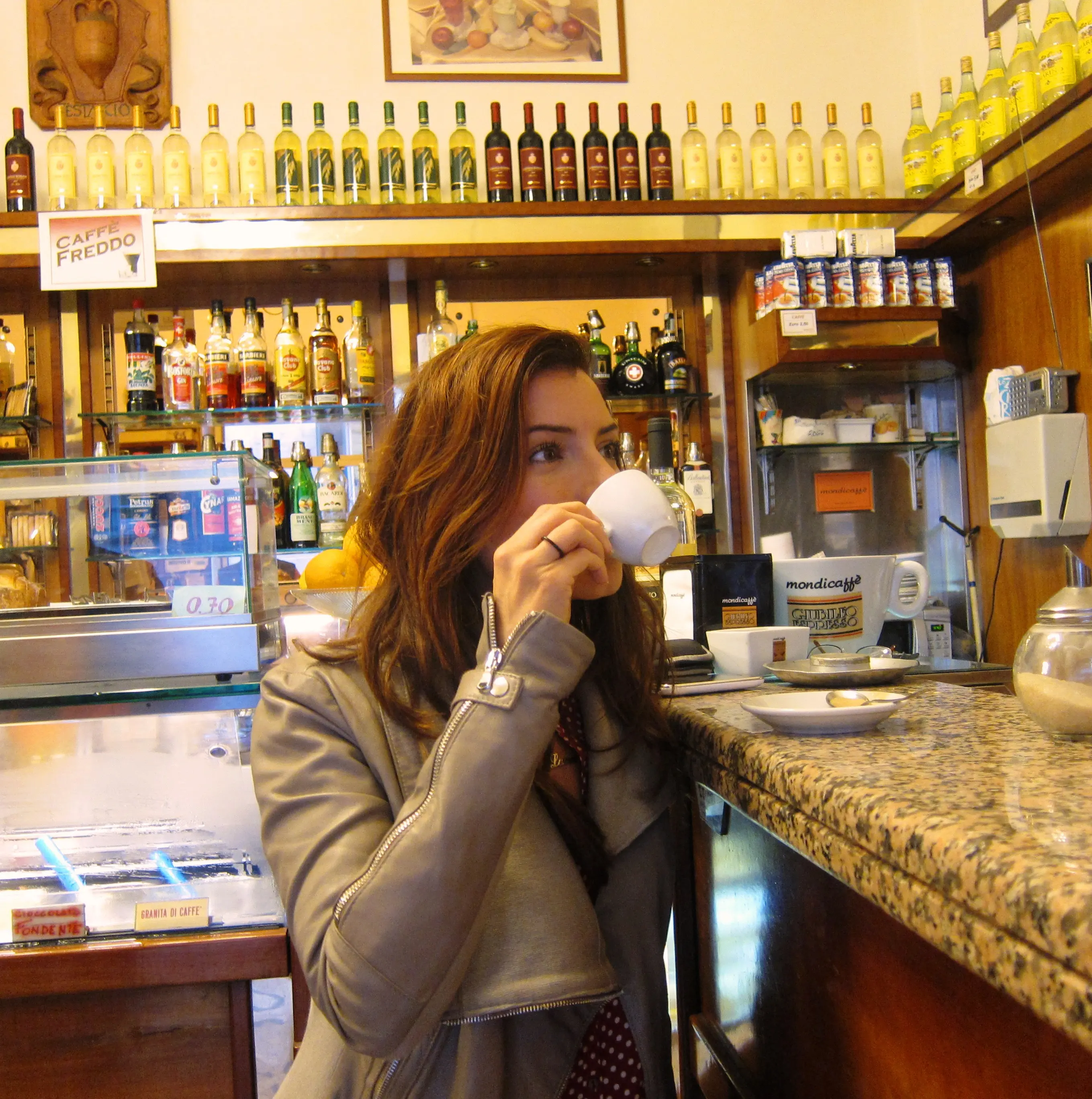 Meneguk secangkir kopi di Italia. (Sumber Foto: eatingitalyfoodtours.com)