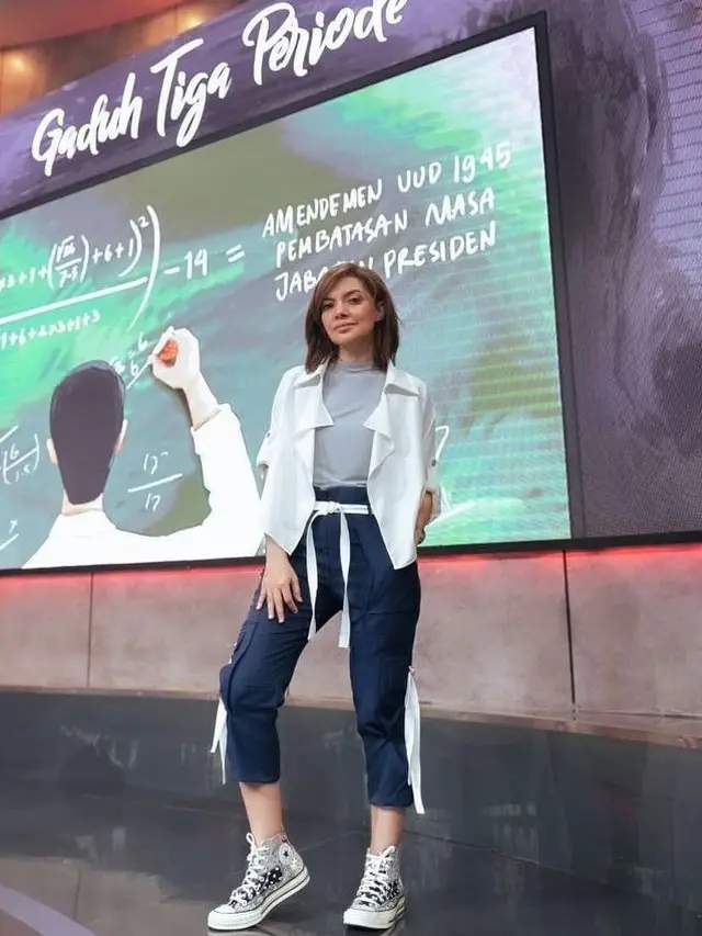 8 Cara Seru Mix and Match Baju Warna Navy ala Seleb, Jennie BLACKPINK-Najwa Shihab