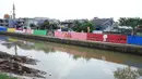 Mural bertema Kemerdekaan RI menghiasi dinding turap Sungai Ciliwung di kawasan Kampung Melayu, Jakarta, Minggu (16/8/2020). Mural karya petugas Pekerja Penanganan Sarana dan Prasarana Umum (PPSU) tersebut dibuat dalam rangka memeriahkan HUT ke-75 RI. (Liputan6.com/Immanuel Antonius)