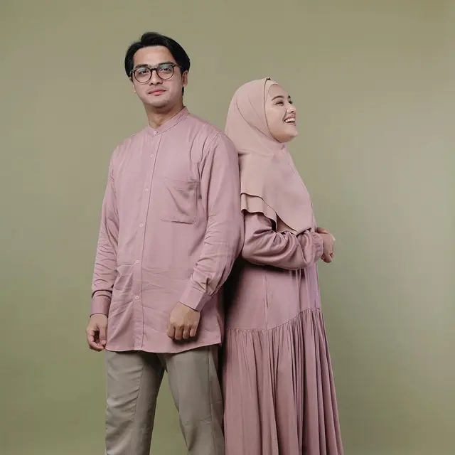7 Potret Mesra Ricky Harun dan Herfiza, Beri Karangan Bunga saat Istri Ultah