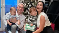 Gelandang PSS Sleman, Kim Jeffrey Kurniawan, saat merayakan Natal bersama keluarga di Jerman. (Dok. Kim Kurniawan)