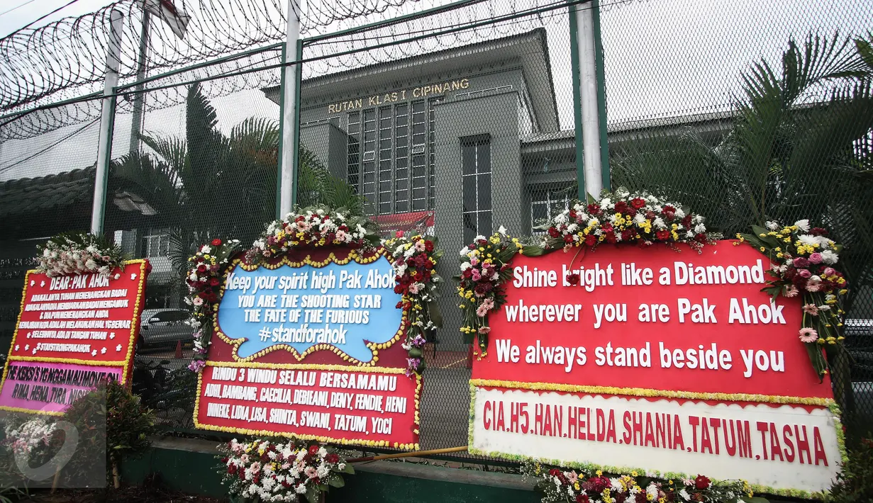 Sejumlah karangan bunga bentuk dukungan kepada Basuki Tjahaja Purnama (Ahok) berjejer di depan Rutan Cipinang, Jakarta, Rabu (10/5). Karangan bunga terus berdatangan, meski Ahok sudah dipindahkan ke Rutan Mako Brimob, Depok. (Liputan6.com/Faizal Fanani)