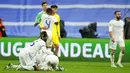 Reaksi para pemain Real Madrid saat lolos ke semifinal Liga Champions usai menyingkirkan Chelsea pada pertandingan leg kedua perempat final di Stadion Santiago Bernabeu, Madrid, Spanyol, 12 April 2022. Real Madrid kalah 2-3. (AP Photo/Manu Fernandez)