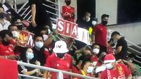 Suporter Timnas Indonesia saat menyaksikan duel melawan Kamboja pada laga perdana penyisihan Grup B Piala AFF 2020 di Stadion Bisham, Singapura. (Bola.com/Ario Yosia)