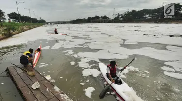 Atlet dayung pemula Tim Pemprov DKI berlatih di tengah busa limbah Banjir Kanal Timur (BKT) di Jakarta, Minggu (25/3). Air kali BKT dipenuhi dengan busa selepas pintu air Weis-3 Marunda, Cilincing, Jakarta Utara menuju teluk. (Merdeka.com/Arie Basuki)