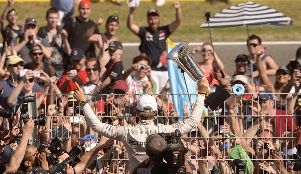 Bergembira bersama fan yang menyambutnya. (AFP/JOSEP LAGO)