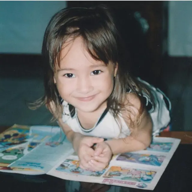 6 Foto Masa Kecil Caitlin Halderman, Ekspresif Sedari Dulu