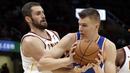 Pebasket New York Knicks, Kristaps Porzingis, menghindari penjagaan pebasket Cleveland Cavaliers, Kevin Love, pada laga NBA di Quicken Loans Arena, Cleveland, Minggu (29/10/2017).  Cleveland Cavaliers kalah 114-95 dari New York Knicks. (AP/Tony Dejak)
