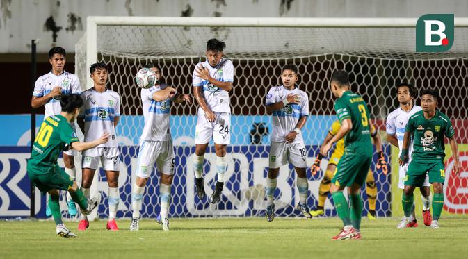 Pemain Persebaya Surabaya, Taisei Marukawa (kiri) melepaskan tendangan bebas ke gawang Persela Lamongan dalam laga pekan ke-8 BRI Liga 1 2021/2022 di Stadion Maguwoharjo, Sleman, Kamis (21/10/2021). (Bola.com/Bagaskara Lazuardi)