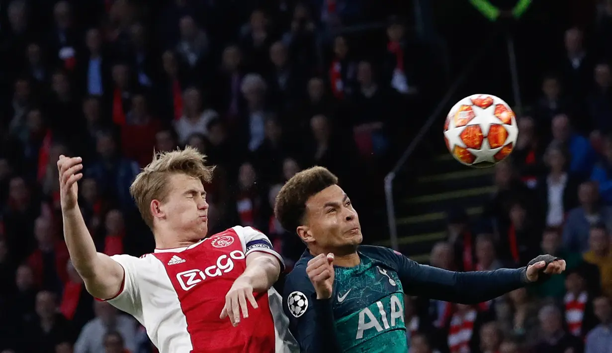 Bek Ajax Amsterdam, Matthijs de Ligt (berebut bola dengan gelandang Tottenham Hotspur, Dele Alli pada laga kedua semifinal Liga Champions 2018/19 di Stadion Johan Cruyff, Rabu (8/5). Tottenham secara dramatis merebut tiket final Liga Champions setelah menaklukkan Ajax 3-2. (Adrian DENNIS / AFP)