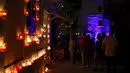 Para wisatawan menikmati keindahan lilin - lilin saat digelarnya festival Birgu di Malta, Sabtu (10/10/2015). Festival ini bertujuan memberikan sentuhan magis terhadap kota yang dulunya merupakan rumah pertama Knights of St John. (REUTERS/Darrin Zammit)
