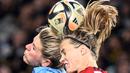 Pemain Timnas Inggris, Millie Bright (kiri), berebut bola di udara dengan pemain Timnas Spanyol, Irene Paredes (kanan), dalam pertandingan final Piala Dunia Wanita 2023 yang berlangsung di Stadium Australia, Sydney, Minggu (20/8/2023). (AFP/William West)