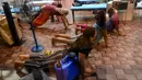 Pasien melakukan yoga di dalam bangsal di kompleks olahraga Commonwealth Games (CWG) Village yang sementara diubah menjadi pusat perawatan Covid-19 di New Delhi, India, Kamis (16/7/2020). Kasus virus corona (Covid-19) di India hampir menyentuh angka 1 juta orang.  (Money SHARMA / AFP)