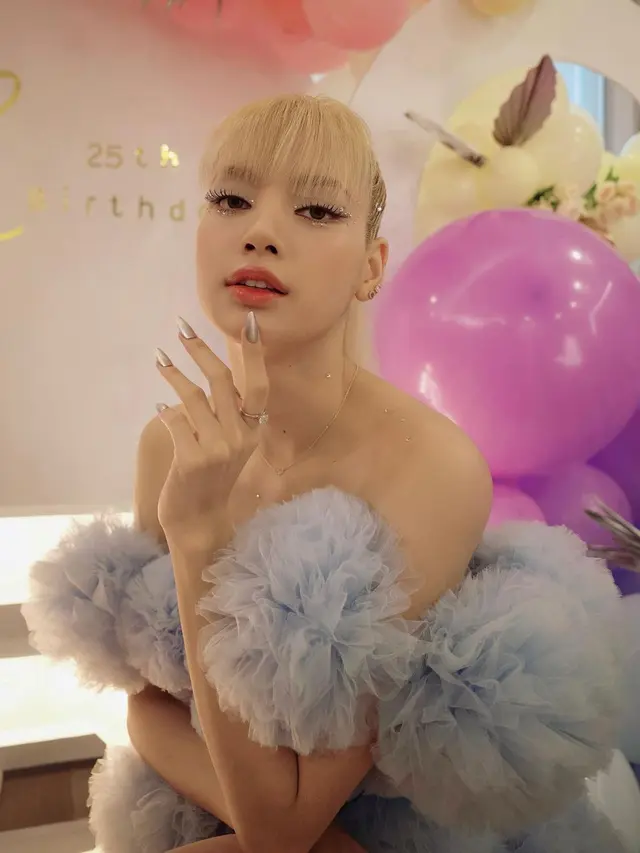 Lisa Blackpink Ulang Tahun ke-25, Kenakan Gaun Biru Berdetail Mirip Pompom
