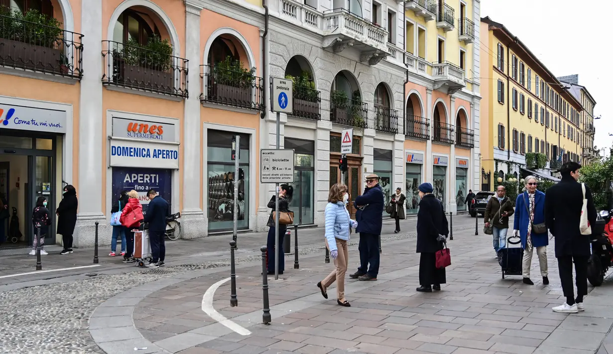 Orang-orang menjaga jarak saat antre untuk berbelanja di sebuah supermarket di Milan pada 10 Maret 2020. Wabah Virus Corona memaksa Italia memberlakukan Lock Down, atau karantina yang mencakup tidak adanya pertemuan di ruang publik, hingga anjuran agar menjaga jarak. (MIGUEL MEDINA/AFP)