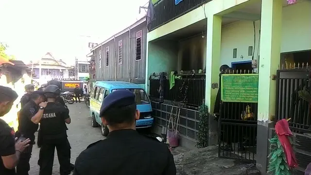 Tim Gegana Brimob Polda Sulsel sedang melakukan olah TKP (Liputan6.com/ Eka Hakim)