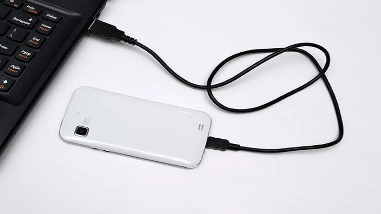 Hati-hati, Isi Baterai Smartphone via Komputer Rentan Diretas