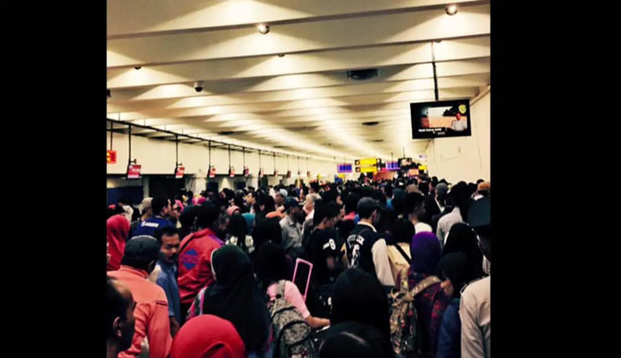 Suasana kekacauan di terminal 1B Bandara Soekarno-Hatta Cengkareng, Tangerang, Kamis (19/2/2015). (twitter.com/@tukangojeg) 