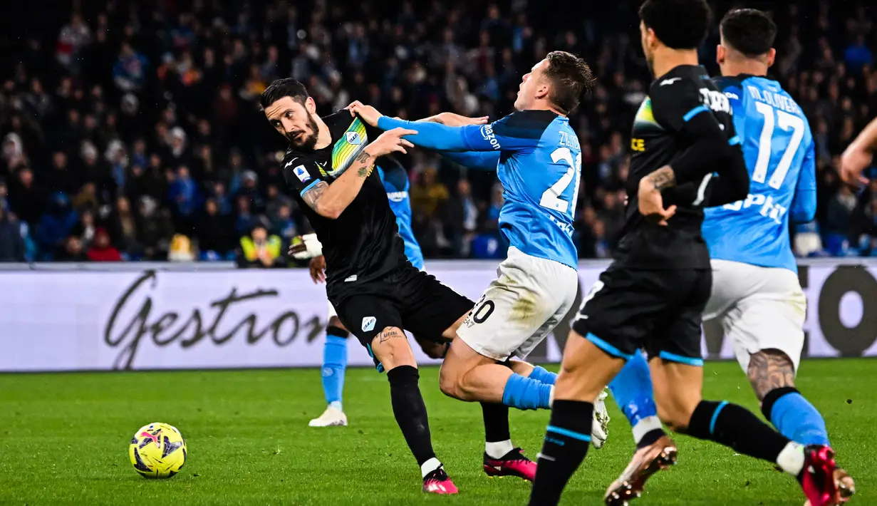 Gelandang Lazio Luis Alberto (Kiri) dan gelandang Napoli Piotr Zielinski berebut bola pada giornata ke-25 Liga Italia di Stadion Diego Armando Maradona, Sabtu (4/3/2023) dini hari WIB. Adapun Lazio naik ke urutan kedua klasemen dengan 48 poin.  (Photo by Alberto PIZZOLI / AFP)