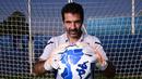 Kiper Parma, Gianluigi Buffon berpose setelah sesi wawancara di Collecchio Sports Center, Parma, 27 Oktober 2022. (AFP/Miguel Medina)