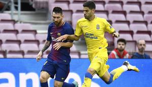 Penyerang Barcelona asal Argentina, Lionel Messi (kiri), berduel dengan bek Las Palmas asal Spanyol, Borja Herrera, selama pertandingan Liga Spanyol antara FC Barcelona dan UD Las Palmas di stadion Camp Nou di Barcelona pada 1 Oktober 2017. (JOSE JORDAN/AFP)