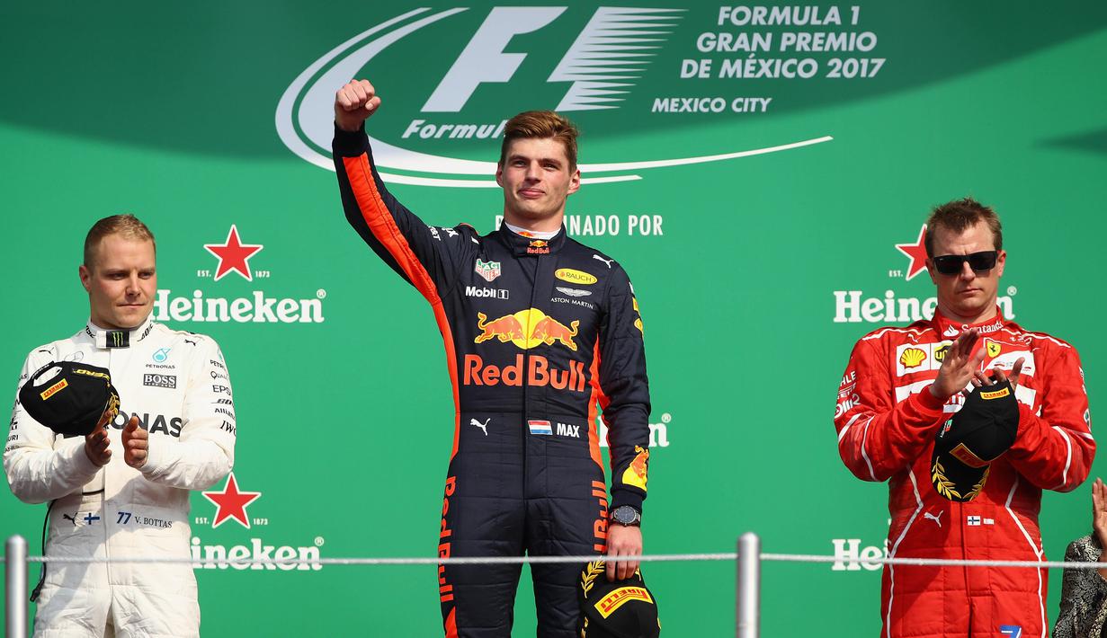 Pebalap Red Bull Racing, Max Verstappen (tengah) berhasil menjadi yang tercepat pada balapan  F1  di Hermanos Rodriguez racetrack, Mexico City, (29/10/20170). Hamilton finis kedelapan pada balapan tersebut. (Clive Mason/Getty Images/AFP)