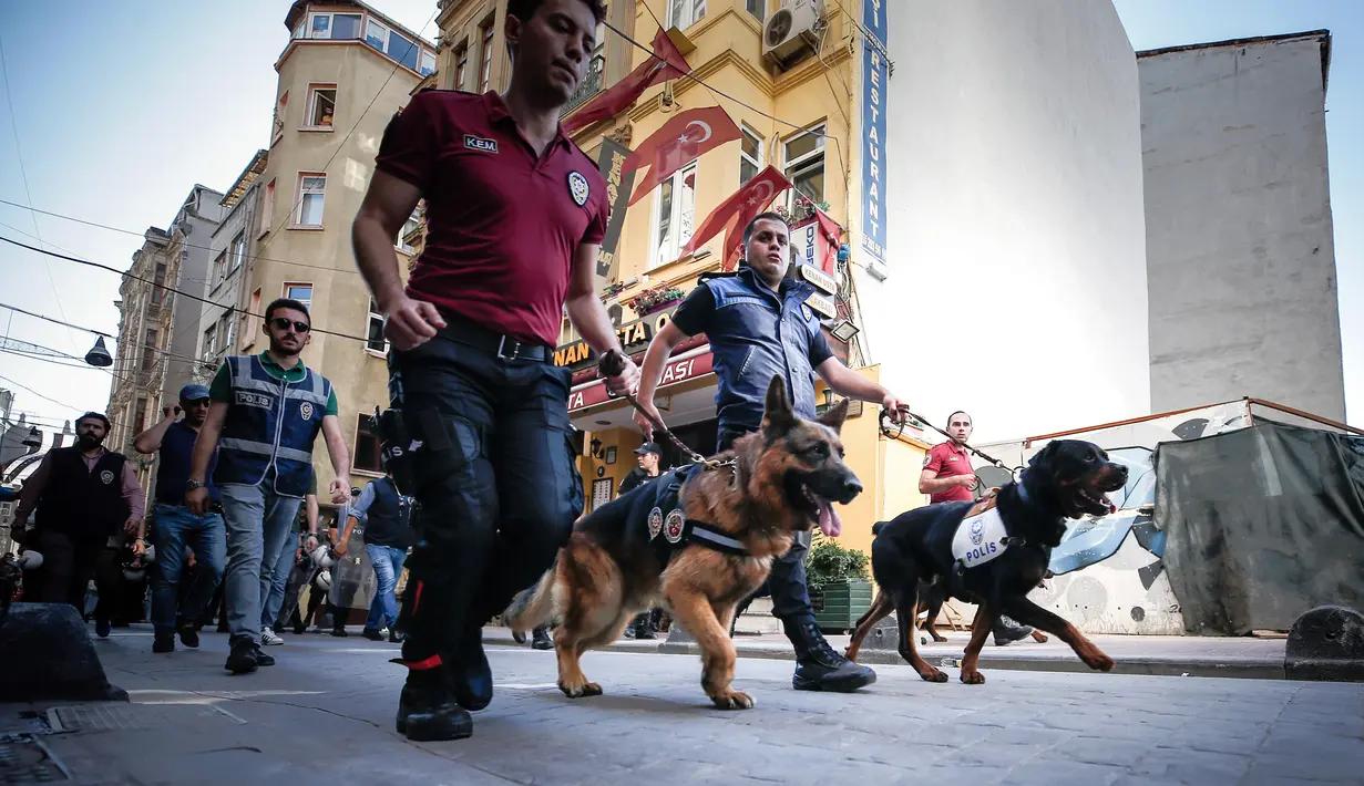 Polisi anti huru hara diterjunkan untuk menggagalkan sebuah di pusat kota Istanbul, Minggu (25/6). Aksi dilakukan tepat sehari setelah kantor Gubernur Istanbul mengeluarkan peringatan bahwa pawai gay bisa menimbulkan masalah keamanan. (AP/Emrah Gurel)