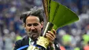 Namun, prosesi penyerahan trofi sedikit tertunda sejenak hingga Inter menggelar laga kandang terakhir. (Marco BERTORELLO / AFP)