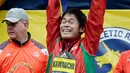 Pelari Jepang, Yuki Kawauchi mengangkat trofi seusai memenangkan Boston Marathon ke-122 di Boston, Senin (16/4). Yuki Kawauchi menjadi pelari Jepang pertama yang berhasil menjadi juara Maraton Boston sejak 1987. (AP/Elise Amendola)