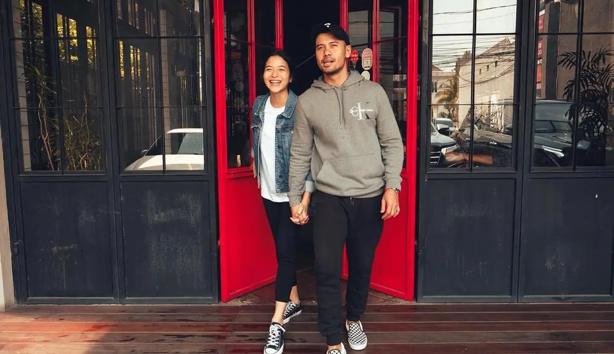 Warganet pun banyak yang menduga-duga bahwa istri Chicco Jerikho tersebut sedang hamil beberapa bulan. Lantas seperti apa kata Chicco? (Instagram/putrimarino)