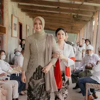 Tissa Biani juga mendampingi dan mengantarkan sang kakak tercinta untuk bertemu pujaan hatinya. Momen ini membuat tamu undangan sangat antusias. Kekasih Dul Jaelani ini selalu tersenyum di sepanjang acara. Sepatu heels berwarna merah menyala yang dipakainya juga tak lepas dari sorotan. (Liputan6.com/IG/@tissabiani)