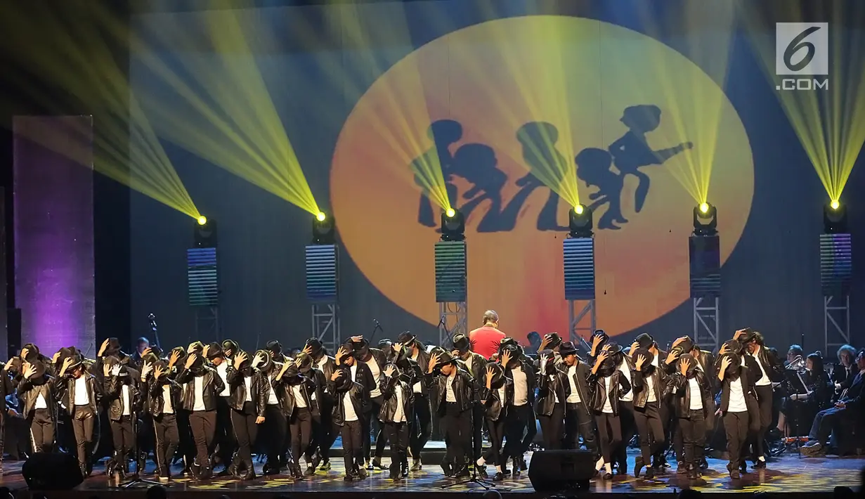 Kelompok paduan suara The Resonanz Children's Choir (TRCC) tampil saat Konser Beat It A Tribute to Michael Jackson di Gedung Teater Jakarta, Taman Ismail Marzuki, Jakarta Pusat, Sabtu (1/12). (New Fimela/Bambang Eros)