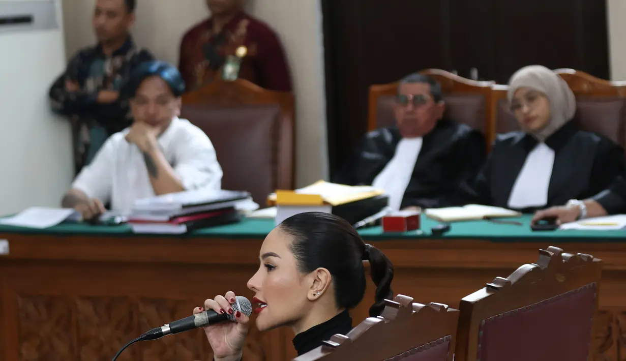 Pada sidang kali ini, Nikita Mirzani hadir sebagai saksi dalam sidang asistennya, Ismail Marzuki alias Mail. (KapanLagi.com/Budy Santoso)