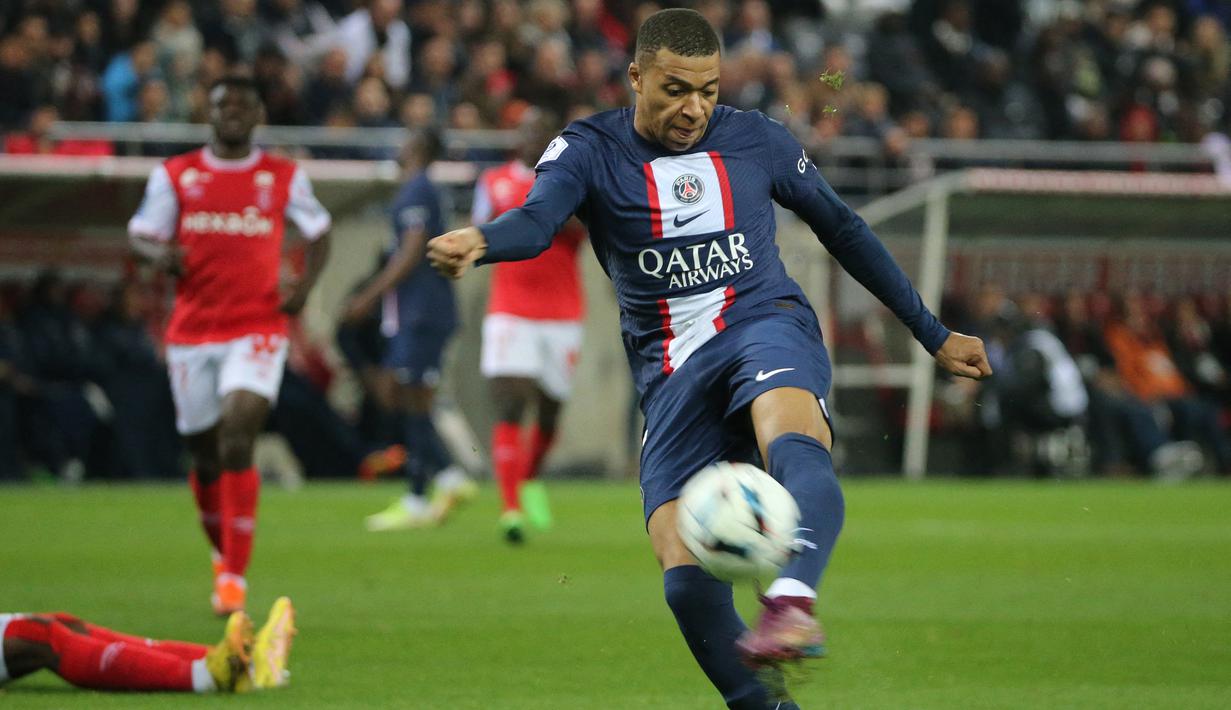 Kylian Mbappe. Striker Prancis berusia 24 tahun yang sejak awal musim 2018/2019 memperkuat PSG ini menjadi pemain dengan kontribusi gol terbanyak di Liga top Eropa bersama PSG selama tahun 2022. Ia total berkontribusi atas 45 gol dari 33 laga di Liga Prancis dengan rincian mencetak 32 gol serta menyumbang 13 assist. (AFP/Francois Nascimbeni))