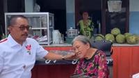 Wakil Wali Kota Surabaya Armuji saat menemui nenek Elina yang rumahnya diratakan dengan tanah tanpa proses hukum. (Liputam6.com/ Dian Kurniawan)