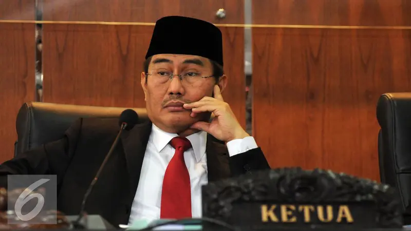 Ketua Majelis Kehormatan Mahkamah Konstitusi (MKMK) Jimly Asshiddiqie mendapat sorotan lantaran anaknya adalah pengurus partai Gerindra. Itulah top 3 news hari ini.