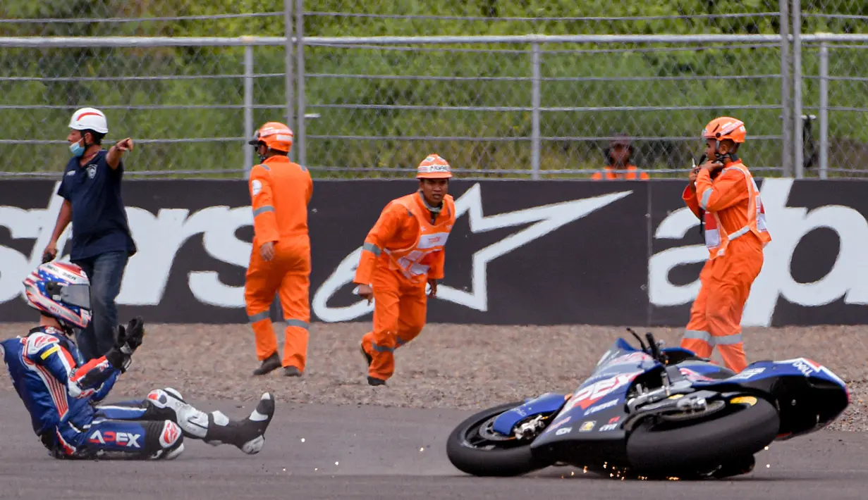 Bahkan tidak ada pemberitaan miring mengenai kerja marshal selama MotoGP Mandalika. Mereka sangat sigap bekerja utamanya setiap kali ada pembalap mengalami kecelakaan. (AFP/Bay Ismoyo)