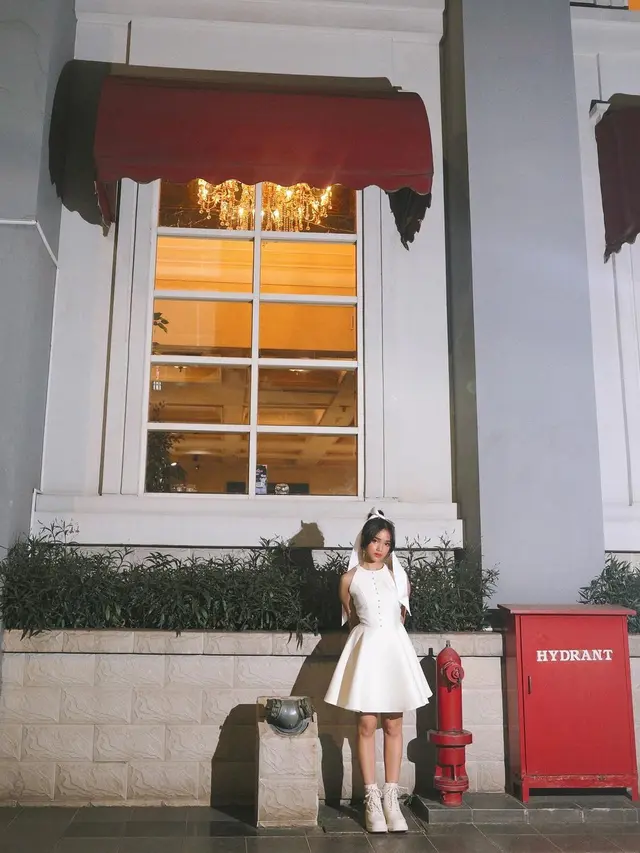 Potret Fuji Saat Berfoto di Pinggir Jalan