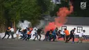 Sejumlah orang berlarian menyelamatkan diri ketika simulasi dan latihan mitigasi aksi terorisme untuk pengamanan Asian Games 2018 di JIExpo Kemayoran, Jakarta, Rabu (25/7). Simulasi tersebut diikuti personel TNI, Polri, dan BNPT. (Merdeka.com/Imam Buhori)
