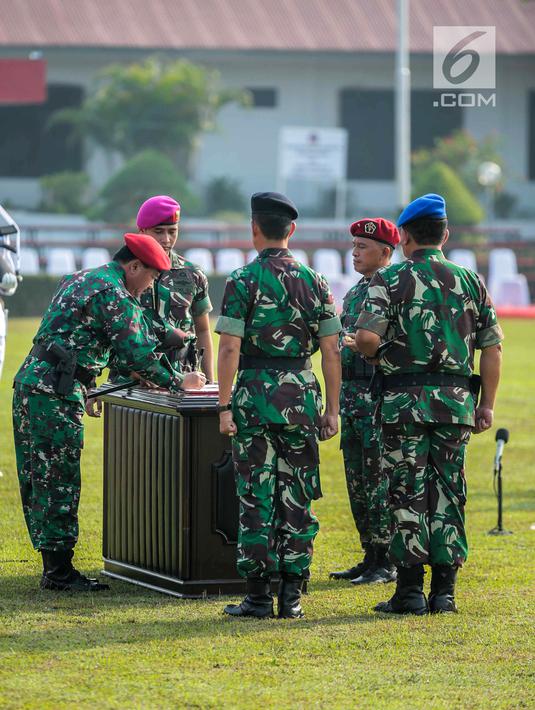 Panglima TNI Marsekal Hadi Tjahjanto menandatangani dokumen saat meresmikan Komando Operasi Khusus (Koopssus) TNI di Lapangan Markas Koopssus TNI, Mabes TNI, Jakarta, Selasa (30/7/2019). Koopssus TNI bertugas memberikan dukungan dalam operasi khusus. (Liputan6.com/Faizal Fanani)